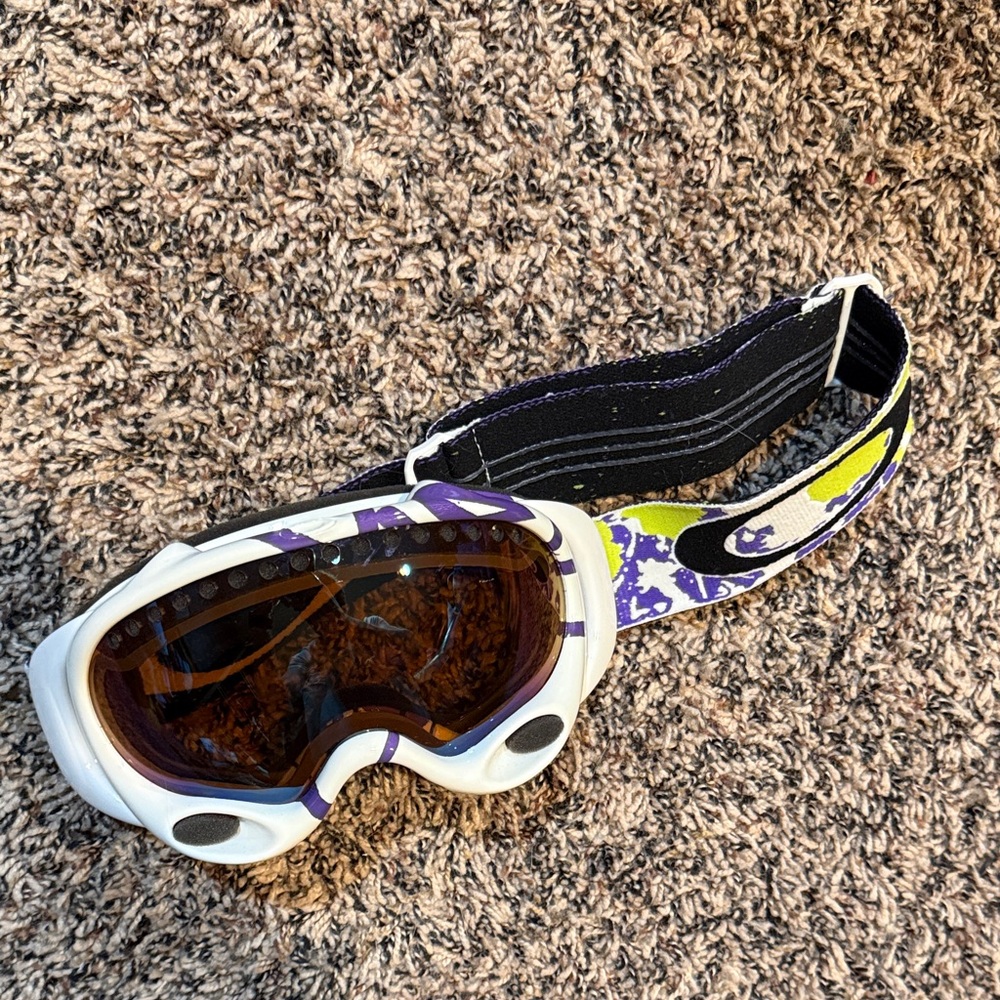 Oakley White Ski/Snowboard Goggles with Purple & Green Strap